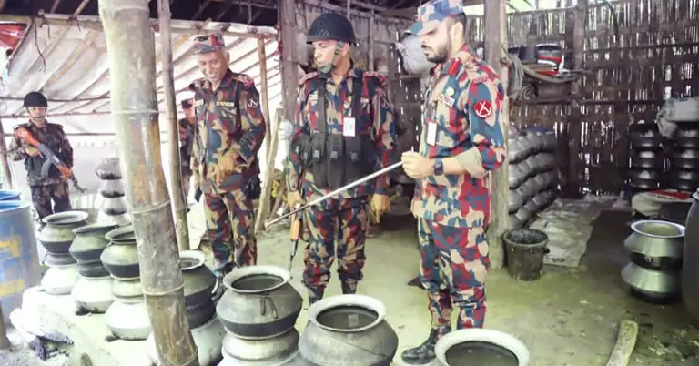 কাপ্তাইয়ে দেশিয় মদ তৈরির কারখানায় অভিযান চালিয়েছে বিজিবি